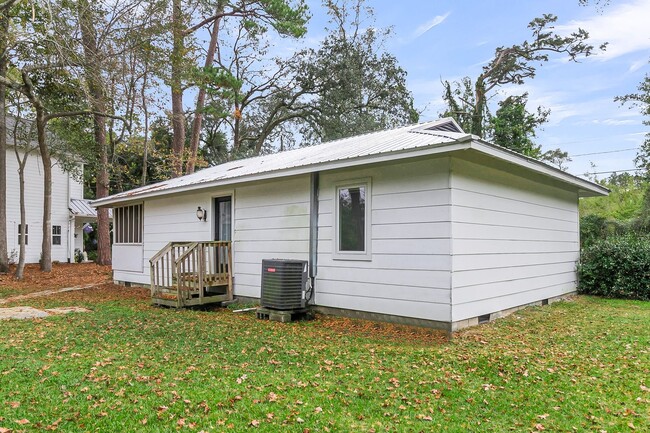 Building Photo - Charming Summerville Home