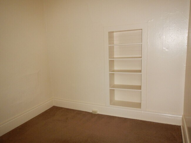Building Photo - AVAILABLE 6/1/2026 Beautiful First Floor A...
