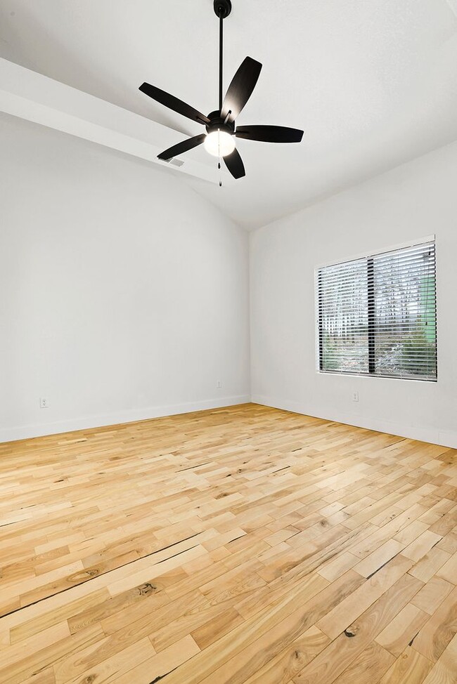 Building Photo - Two Bedroom Twin Villa with Attached 1-Car...