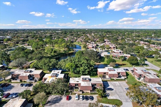 Building Photo - 709 7th Ln