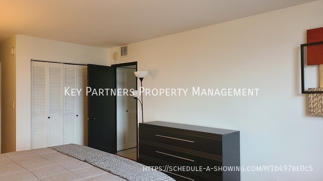 Building Photo - 2500 Parkview Dr