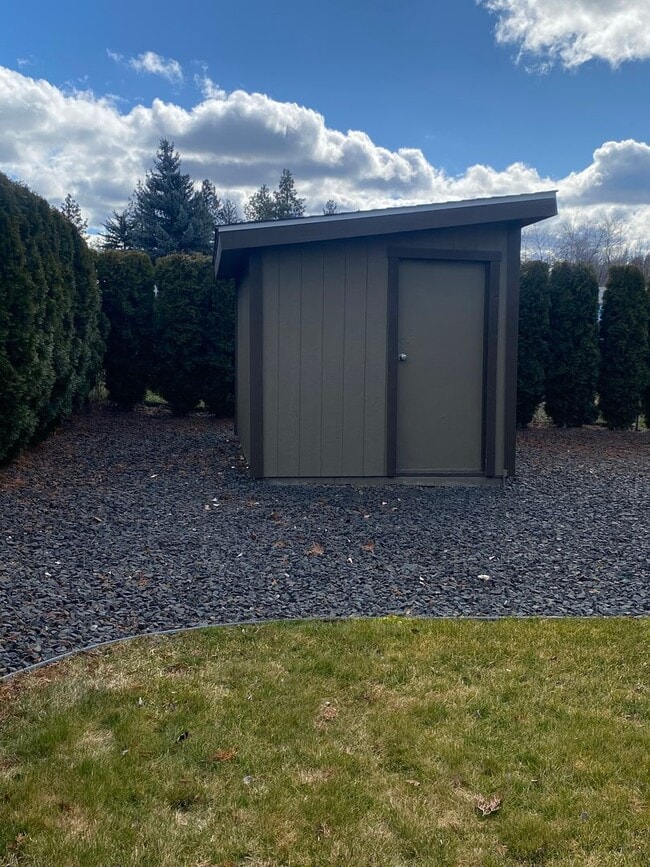 Building Photo - Beautifully just Remodeled-Spacious 3 bedrooms, 2 full baths mobile home with fenced yard. storag...