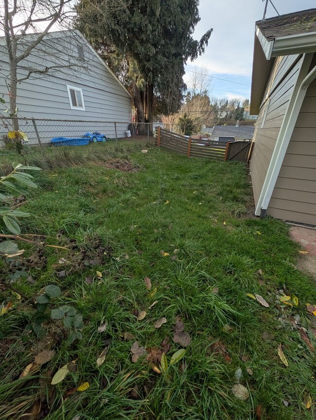 Building Photo - Updated Bremerton Duplex, Close to EVERYTH...