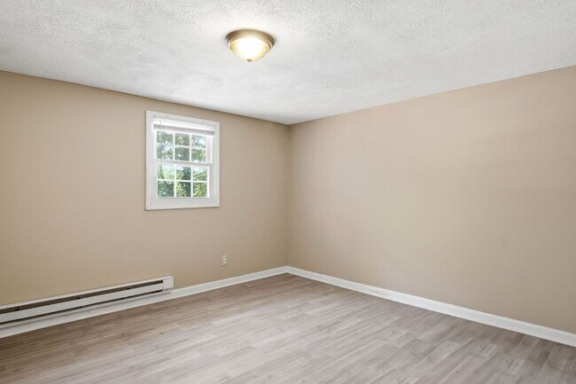 Building Photo - 2 Bed / 1 Bath. Pet Friendly. Off street parking.