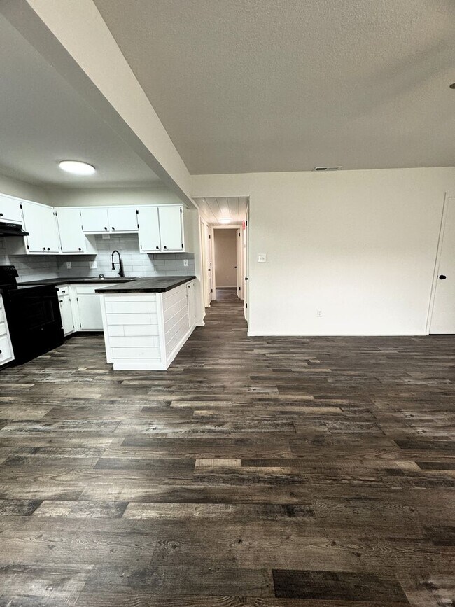 Building Photo - Move In Special!!