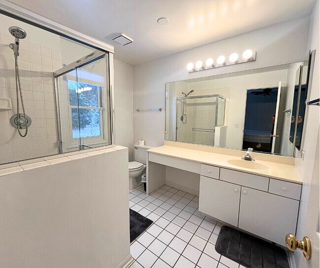 Building Photo - 925 Hartford Dr