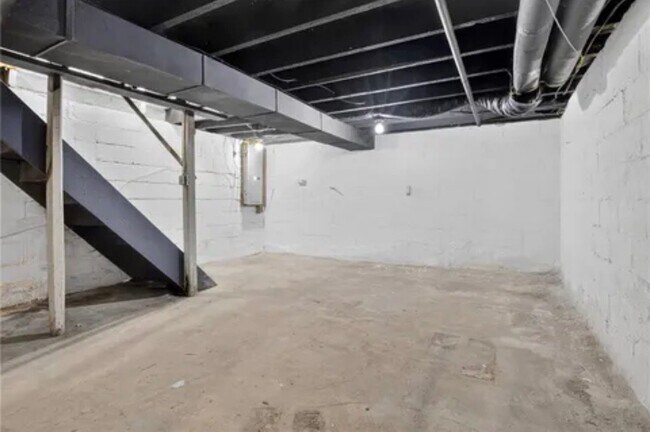 Building Photo - 6 Hemlock St