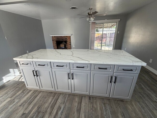 Building Photo - Newley Remodeled 3 BD 2 BA house with Big lot in SW Bakersfield