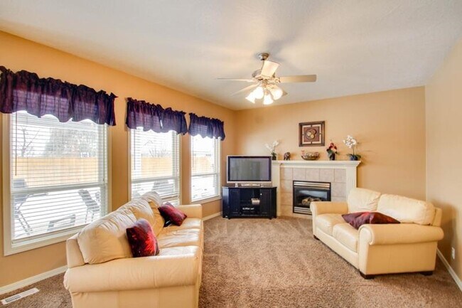 Building Photo - Cute 4 Bed 2.5 Bath home!