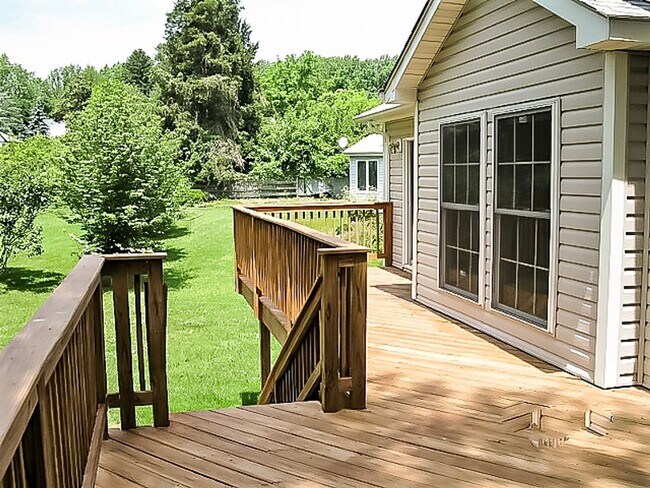 Building Photo - Serene and Private 3 Bed 3 Bath Single Fam...