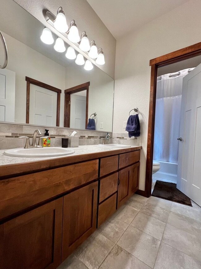Building Photo - Elegant 3 Bedroom 2.5 Bathroom Home