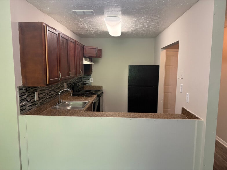 Building Photo - Room in Apartment on Stanton Rd SW