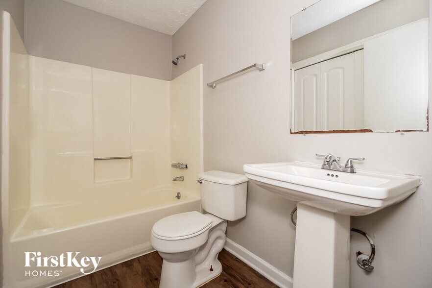 Building Photo - 1049 Rolling Green Dr