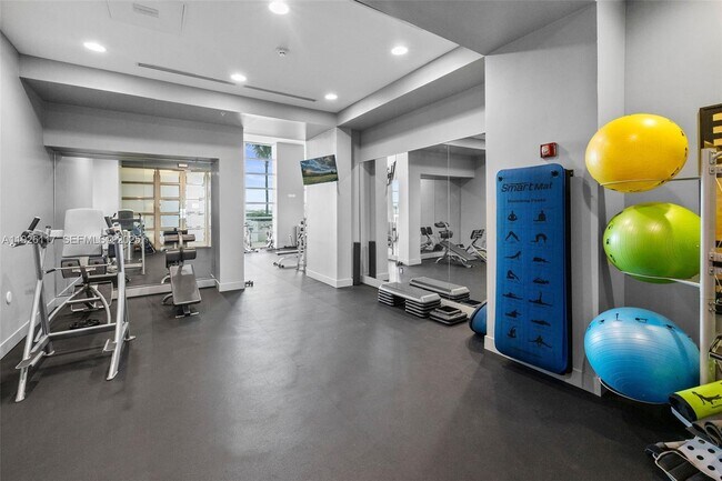 Building Photo - 665 NE 25th St