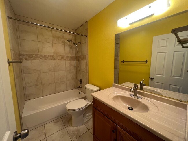 Building Photo - Charming upstairs 2/2 Condo in Clairemont