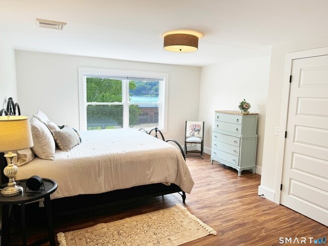 Building Photo - 188 E Lake St