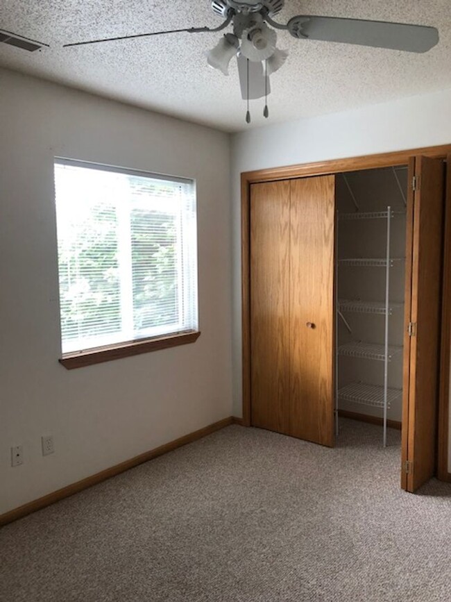 Building Photo - 2 Bedroom quiet location in North Liberty.