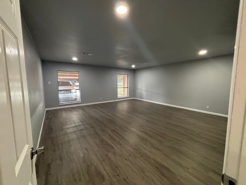 Building Photo - 1212 N Creek Dr