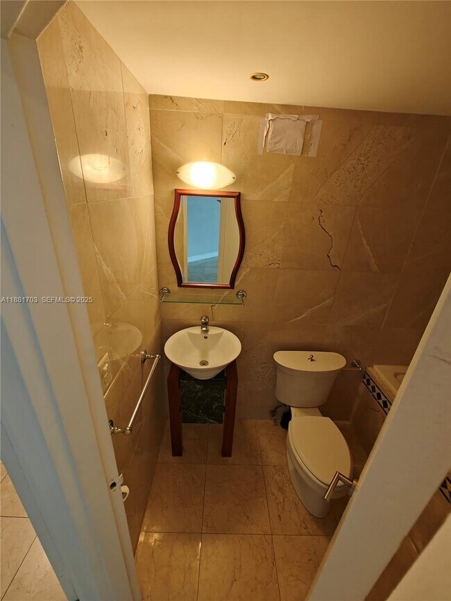 Building Photo - 825 Brickell Bay Dr