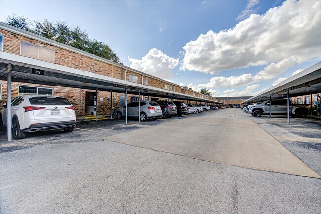 Building Photo - 2101 Fountain View Dr