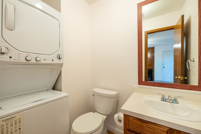 Building Photo - Beautiful 2 Bedrooms, 1.5 BathroomS home in Gateway Condominiums!!!