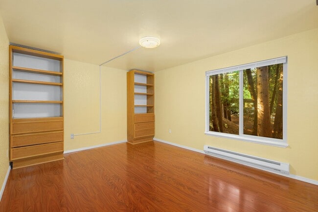 Building Photo - Cozy Redmond 2 Bedroom 2 Bath Condo