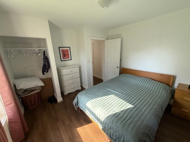 Building Photo - 2 BDRM, 10 MONTH LEASE AVAIL AUGUST-MAY (2...