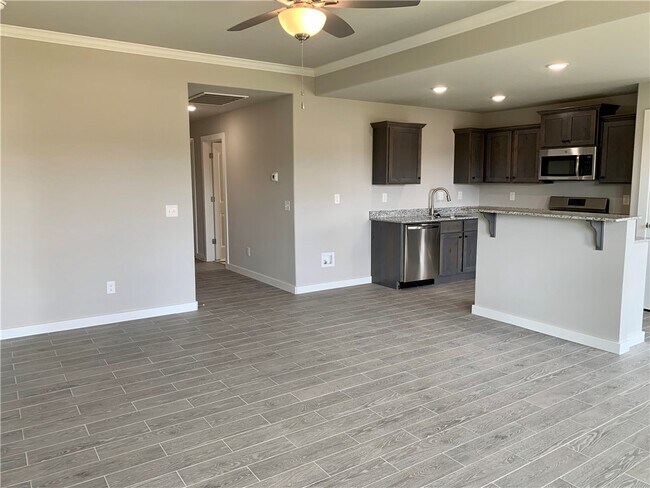 Building Photo - 430 Rineel Ave