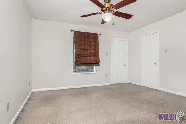 Building Photo - 4625 Parkoaks Dr