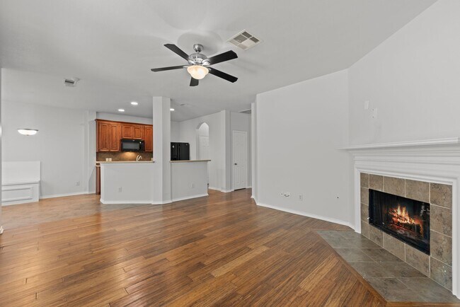 Building Photo - Spacious 3-Bedroom Home in Lakeshore with ...