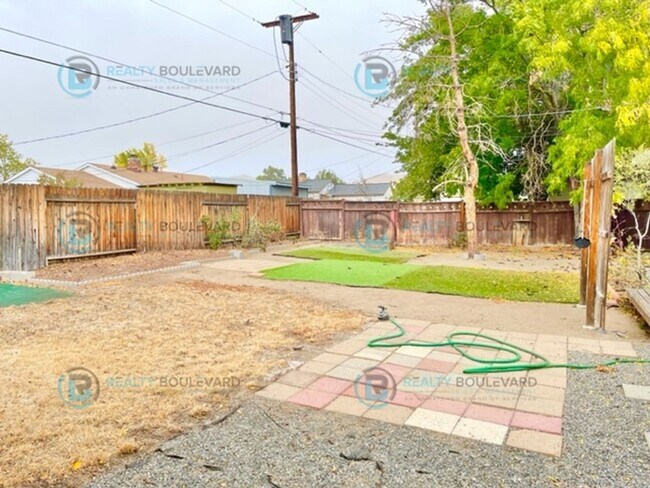 Building Photo - Cozy 3-Bedroom Home with Fenced Yard and G...