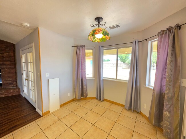 Building Photo - Spacious 4 Bedrooms & 3 Full bathroom Home with Over 2,200 Sq Ft on a Corner Lot!