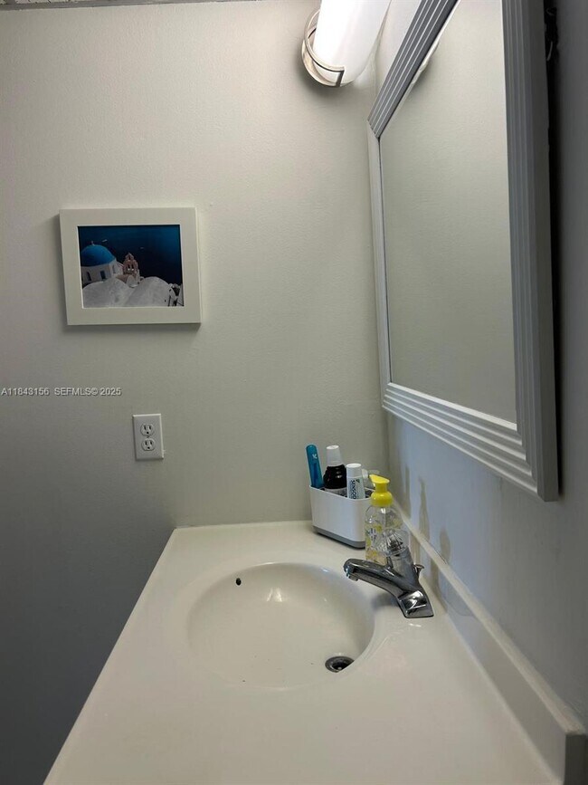 Building Photo - 2851 Somerset Dr