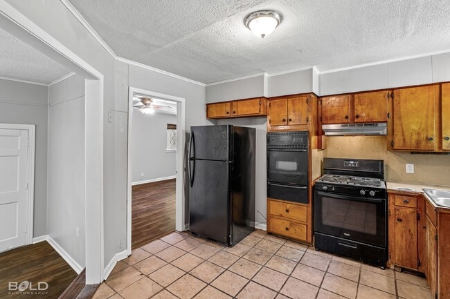 Building Photo - 4 BEDROOM 2 BATH