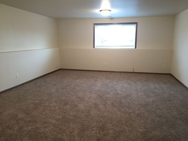 Building Photo - 3 Bed 2 Bath Single Family Home