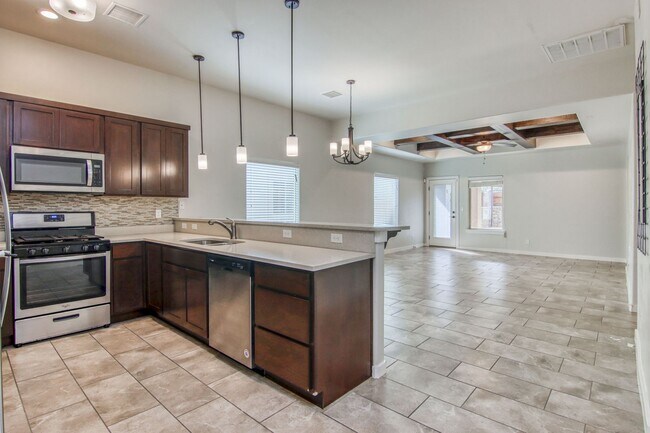 Building Photo - Beautiful East side House with 4 bed-2 baths