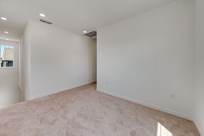 Building Photo - Never Lived In 4 Bedroom Home for Rent in Folsom Ranch!