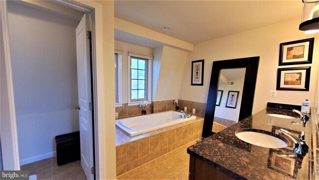 Building Photo - 9700 Cedar Farm Cir
