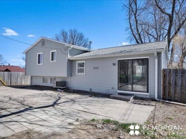 Building Photo - 3 bedroom, 2 Bathroom Home - Available Now