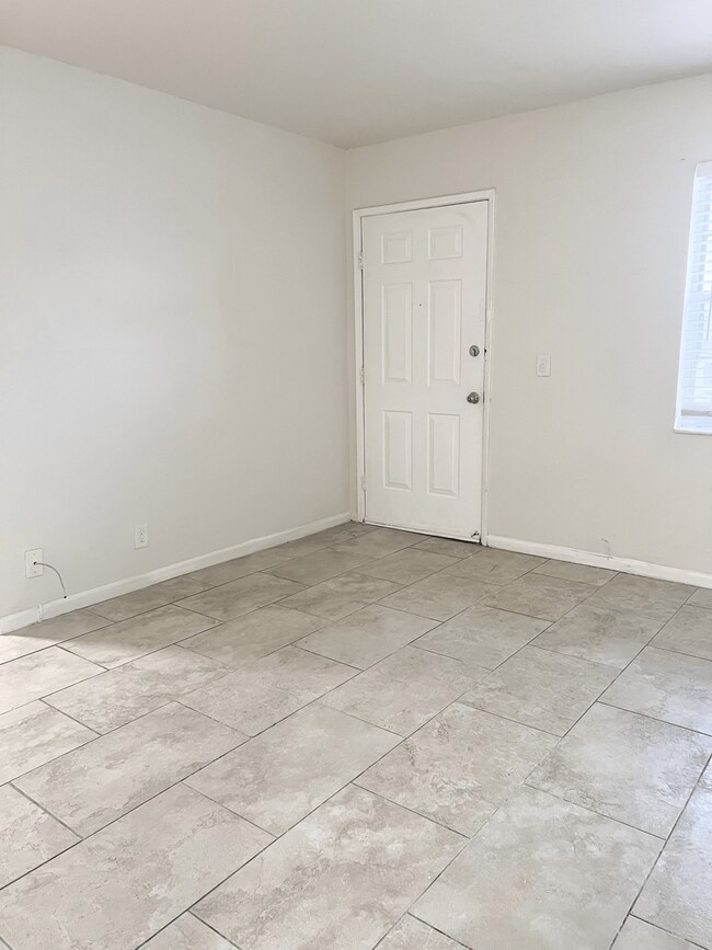 Building Photo - LARGE NEWLY RENOVATED 2 BEDROOM APARTMENTS + OFFICE