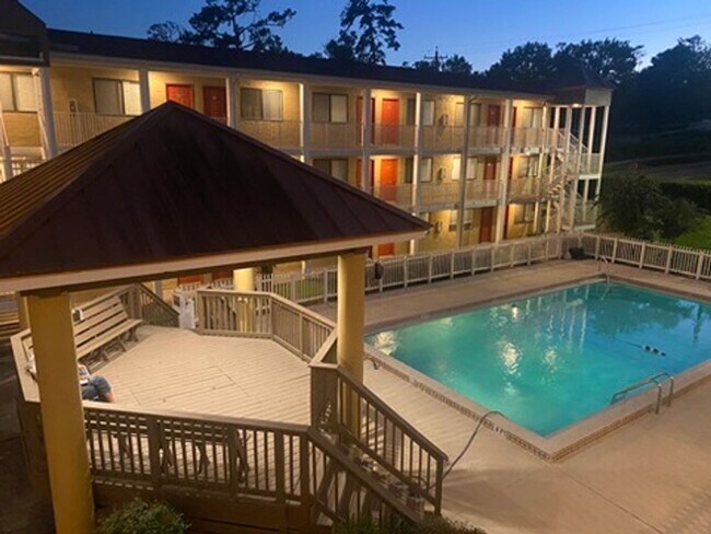 Building Photo - Fully Furnished Month to Month Condo Convenient to FSU Downtown Tallahassee