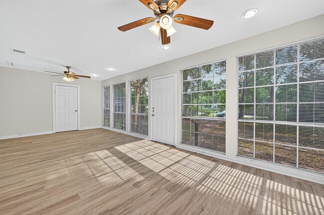 Building Photo - 16643 Lake Cir