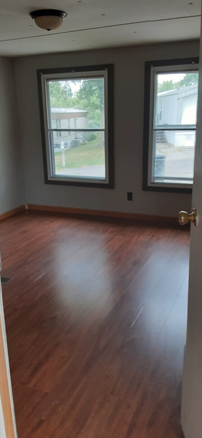 Building Photo - 360 Golden Dale Dr