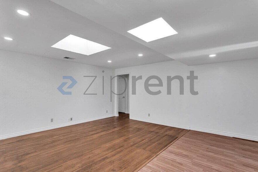 Building Photo - Unit