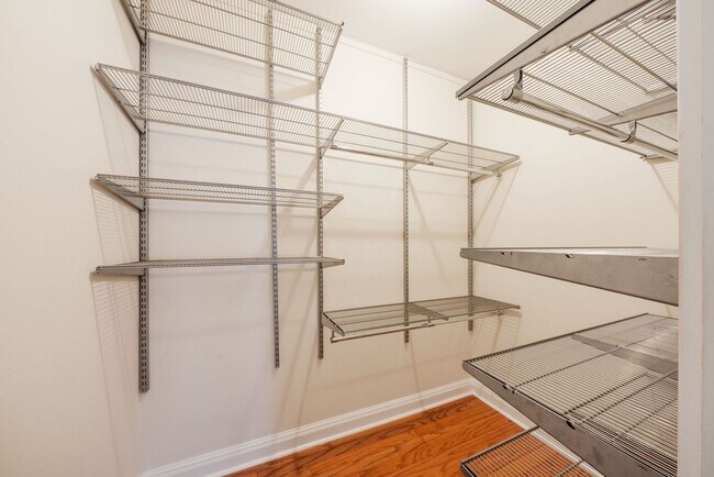 Building Photo - Downtown Luxury Condo with Rooftop Views -...