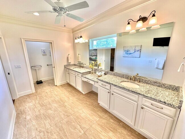 Building Photo - 206 E Pinehurst Dr