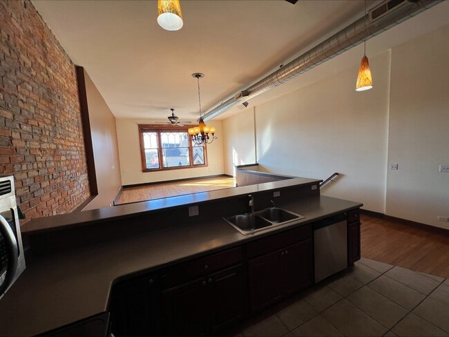 Building Photo - 26 E Downer Pl