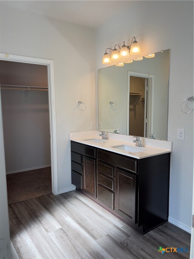 Building Photo - 302 Saddleback Trl