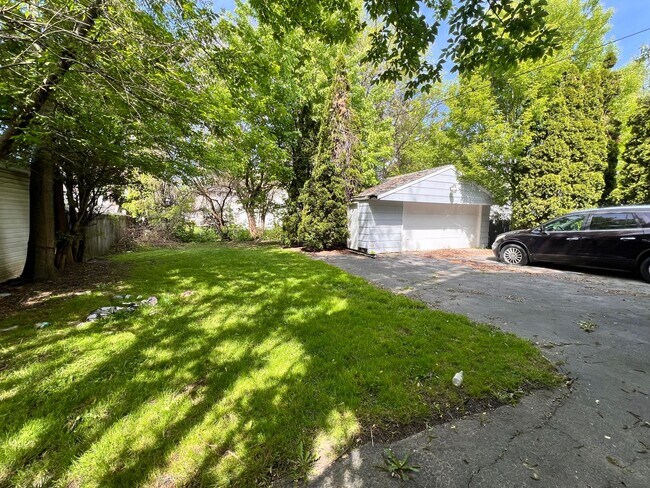 Building Photo - 3915 Willys Pkwy