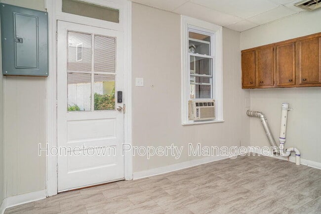 Building Photo - 801 Mohn St